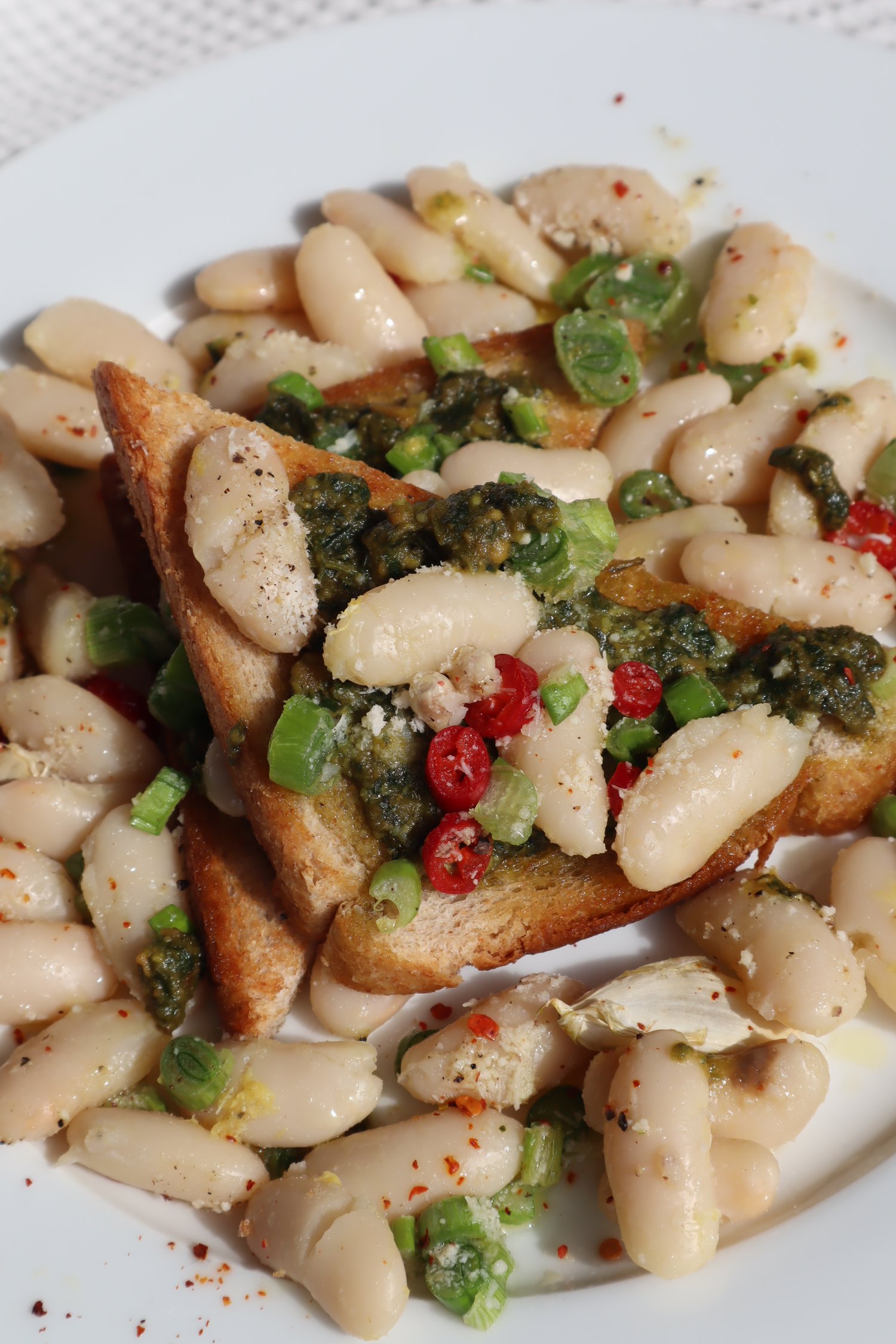 Toast au pesto et salade d’haricots blancs